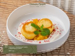 Сырники с творожным сыром и вареньем из манго