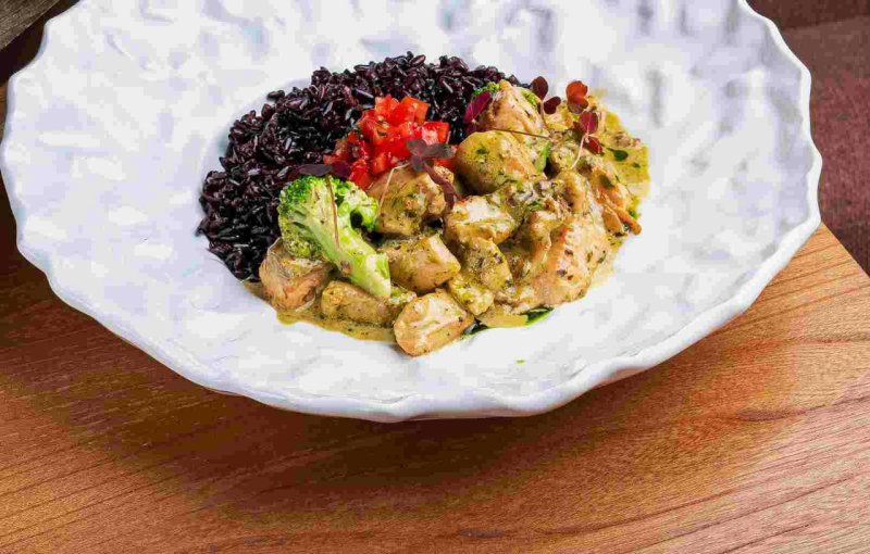 Сёмга в сливочном песто с брокколи и рисом Nero