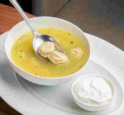 Ароматный бульон с пельмешками ручной лепки
