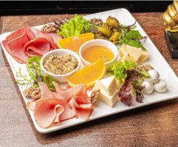 Ассорти из европейских сыров и мясных деликатесов