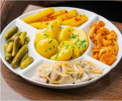 Селедка с картофелем и разносолами