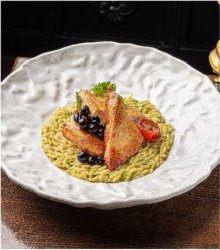 Куриная грудка с орзо под соусом песто