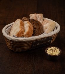 Хлебная корзина с пряным маслом