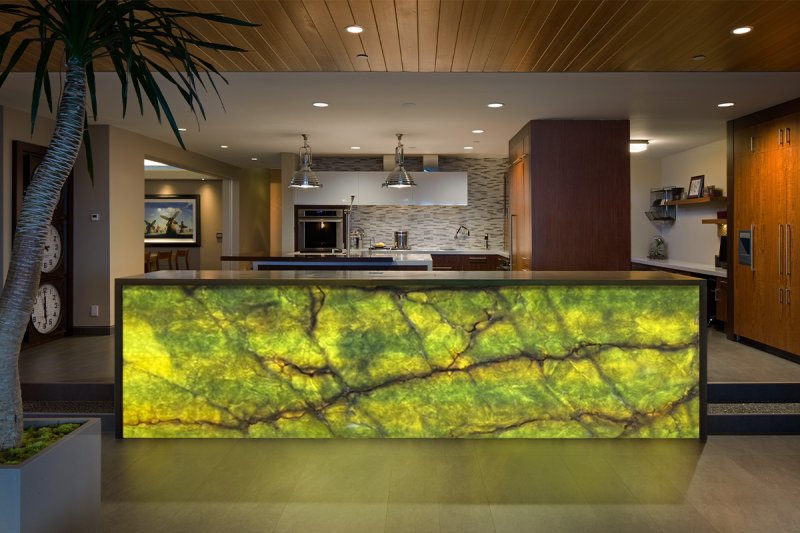 Кварцевый агломерат с подсветкой в МАСТЕРСКОЙ КАМНЯ