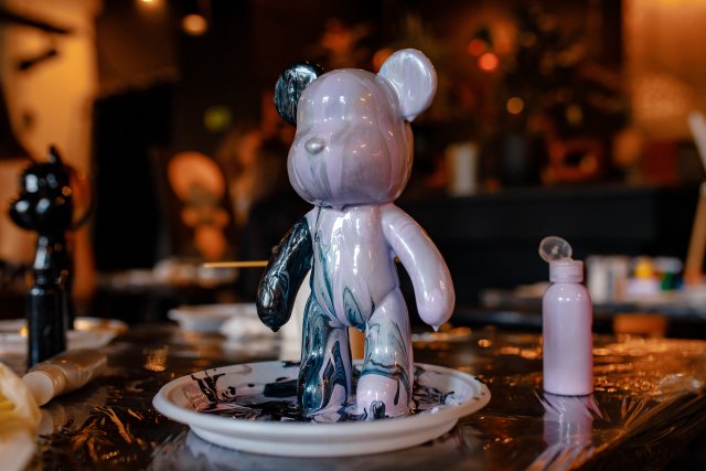 Роспись мишки Bearbricks в технике флюид-арт