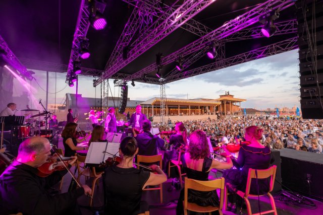 Джаз и рок-н-ролл на крыше с симфоническим оркестром