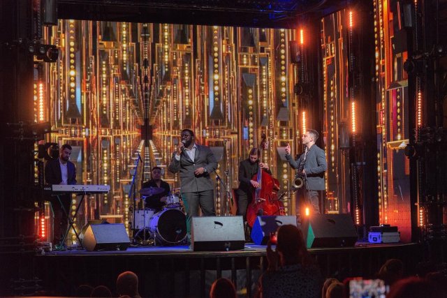 Christmas Jazz: Новогодний концерт с джазовой звездой Gabriel Bhiggest & Motown Band на теплой панорамной крыше