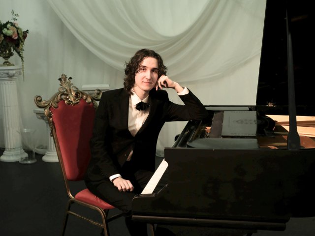 В зеркале уходящего года. Максим Чекмарёв - предновогодний фортепианный концерт