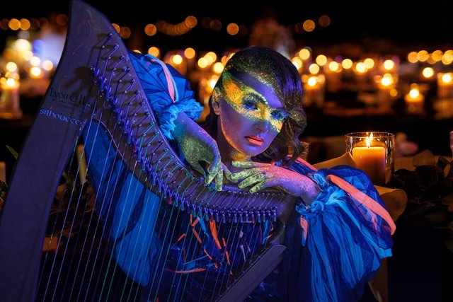 Арфа при свечах