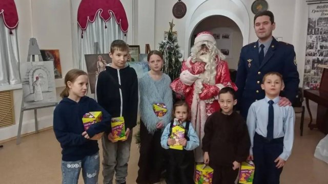 Дед Мороз порадовал детей