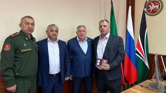 Глава Лениногорского района Рягат Хусаинов вручил медаль «За отвагу»