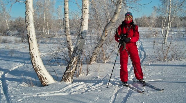 Женщины на беговых лыжах в лесу