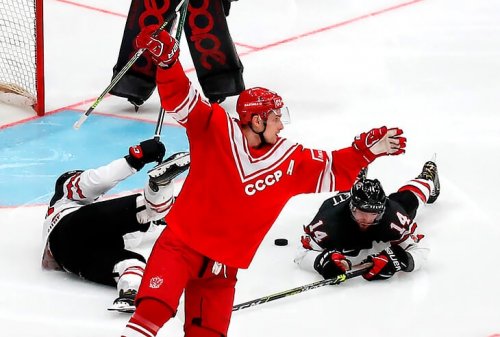 Российская сборная по хоккею играет в форме СССР.