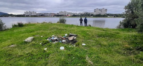 Сегодня активные жители Мончегорска наводят порядок на берегу озера Имандра. Мероприятие стало частью всероссийской акции по очистке водных объектов от мусора «Вода России».