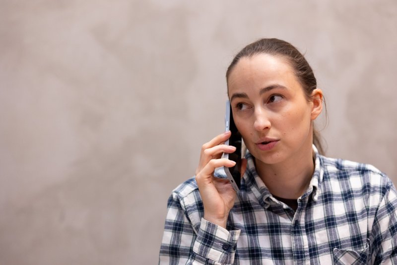 Как распознать мошенников, которые предлагают «продлить договор с оператором