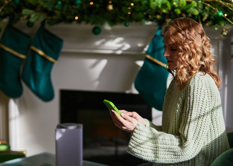 Эксперт рассказал, как правильно чистить смартфон после праздничного застолья