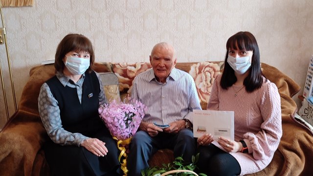 В Лениногорске ветерана поздравили с 95-летним юбилеем