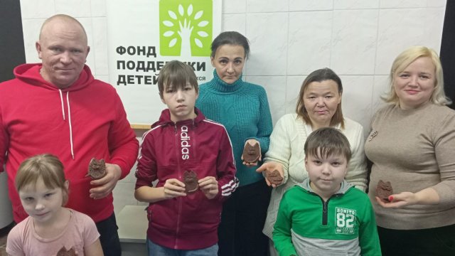 В Лениногорске изготовили панно «Следы на глине»