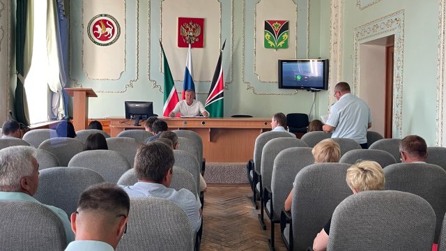 Глава района Рягат Хусаинов провел совещание «деловой понедельник»