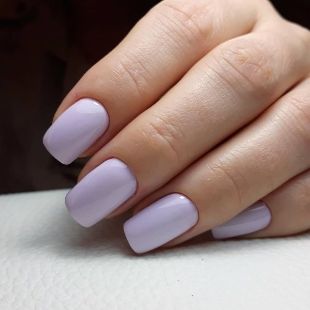 Нежный цвет лаванды на ногтях руками мастров студии красоты Авиньон.