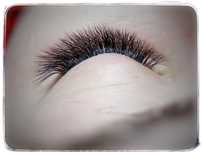 Наращивание ресниц и оформление бровей 