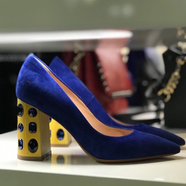 Туфли из натуральной замши, цвет синий электрик , каблук отделан камнями .