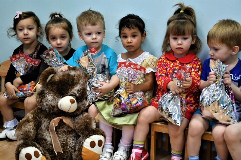 Сбор сладких подарков для детей, проживающих в социальных учреждениях г. Азова и Азовского района