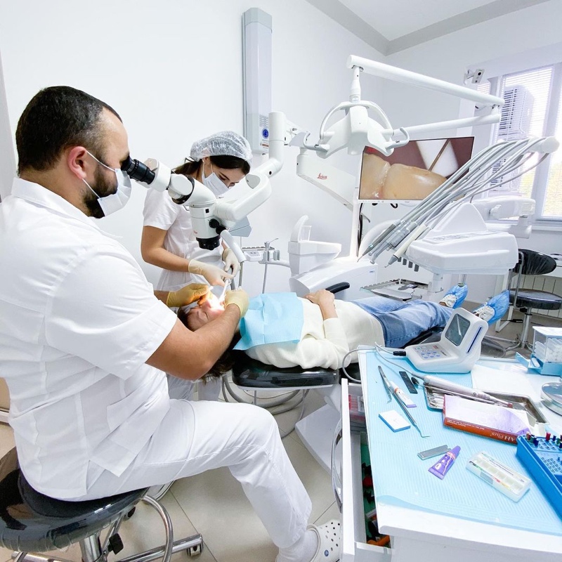 Лечение зубов под микроскопом - это важный этап в современной стоматологии.