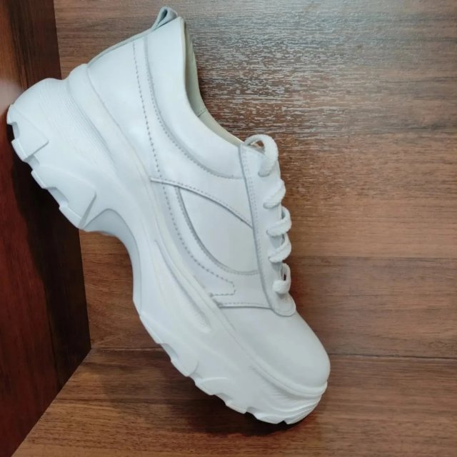 Белые кроссовки Amati