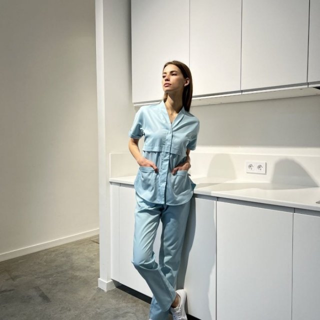Блуза Cameo в цвете " зимнее небо"для медиков, любящих простоту фасона в сочитании с уникальным стилем.