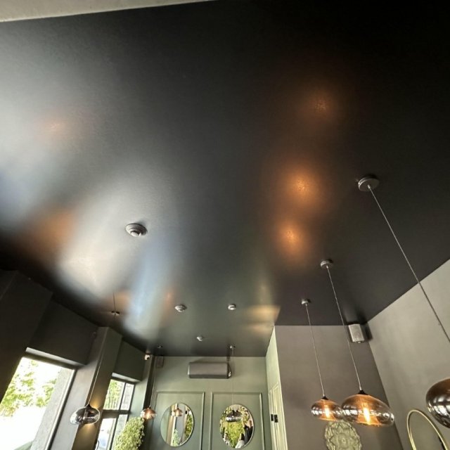 Чёрный матовый потолок для кафе "Пармезан"