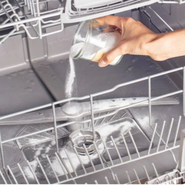 Почему важно очищать посудомоечную машину