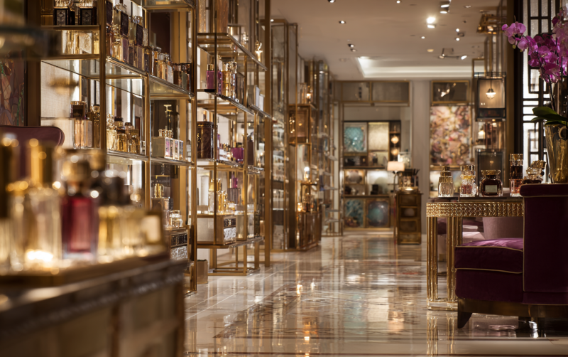 Кажется, возникла ошибка при поиске информации в загруженных документах. Однако, я могу предложить SEO-оптимизированный заголовок для представленного текста:

"Секреты ароматов: Как Mon Etoile привлекает богатство"