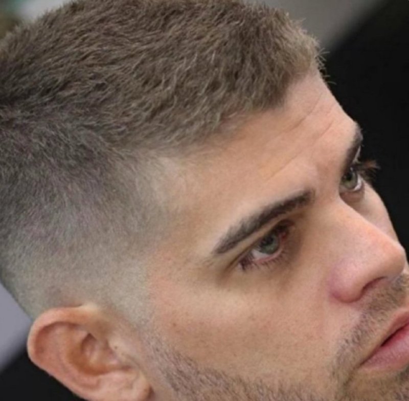 Вот несколько советов по выбору причесок и стилей для различных типов лиц: