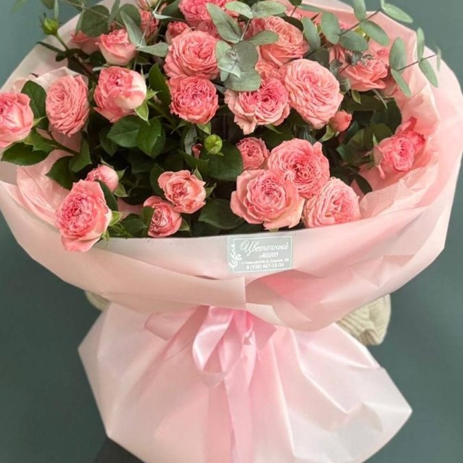 Букет из кустовых пионовидных роз 