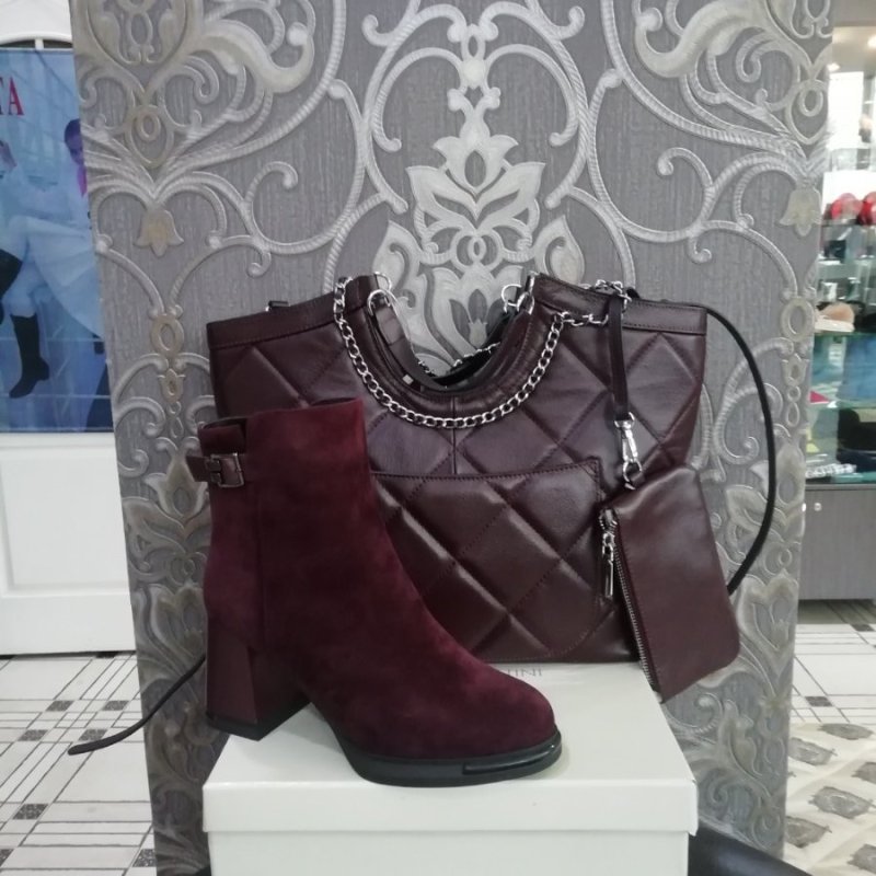 Предновогодняя акция - 40 % на всю обувь и сумки продалжается! 