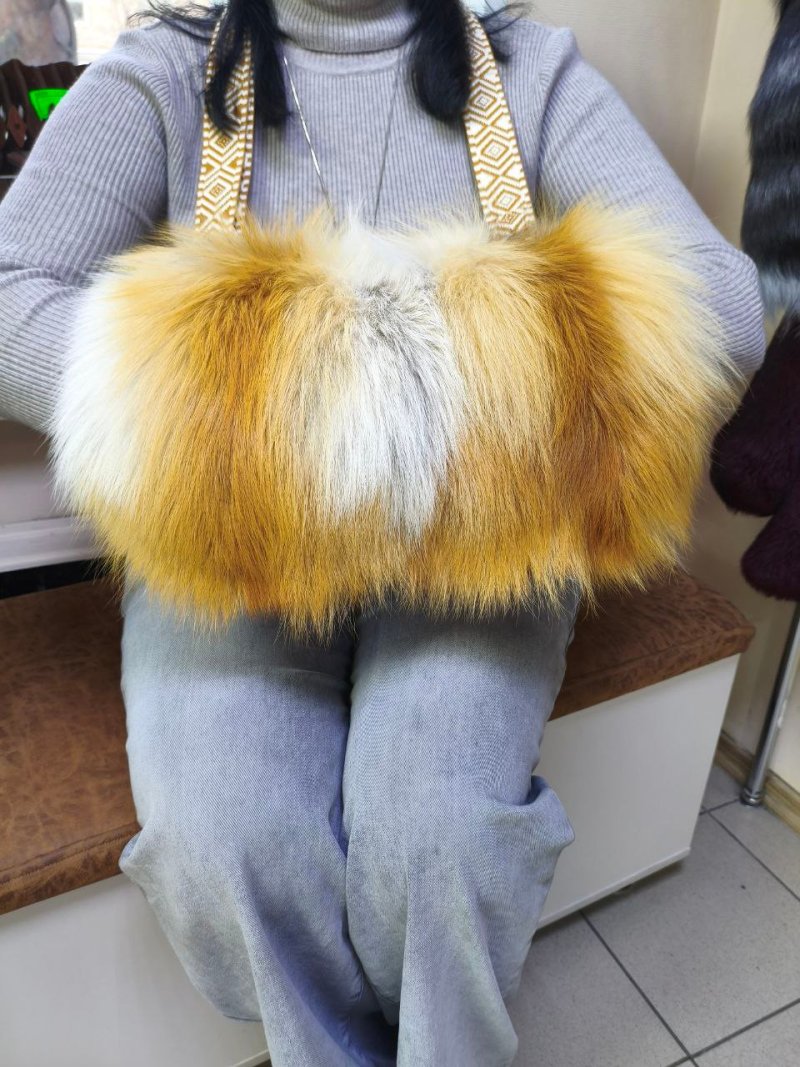 Магазин «Алтын Чир» предлагает эксклюзивную меховую муфту ручной работы