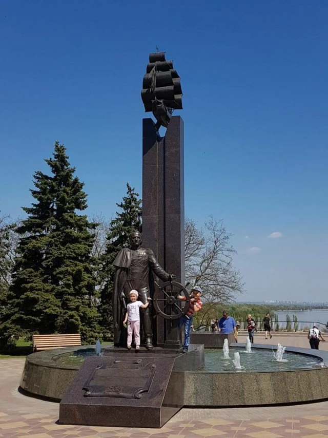 Памятник М. П. Лазареву