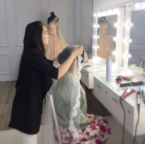 Hairstylist Lina