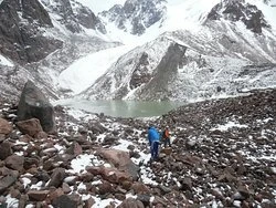 Озеро ледника Маншук Маметовой/ Lake of the Glacier Manshuk Mametovoi
