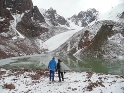 Озеро ледника Маншук Маметовой/ Lake of the Glacier Manshuk Mametovoi