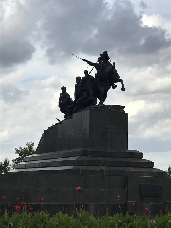 Памятник Чапаеву