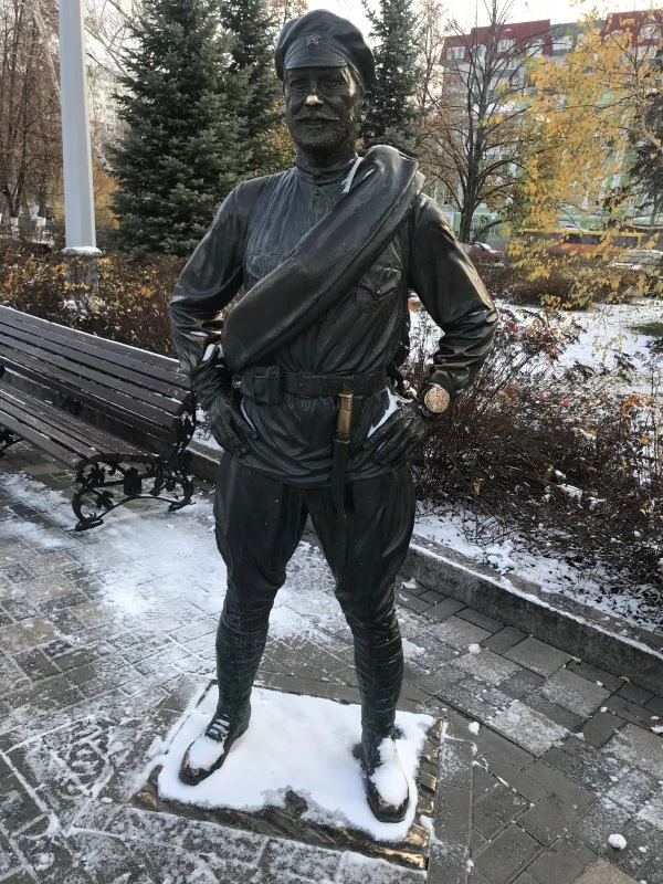 Памятник товарищу Сухову