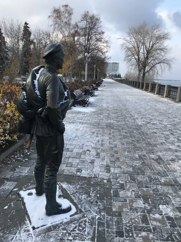 Памятник товарищу Сухову