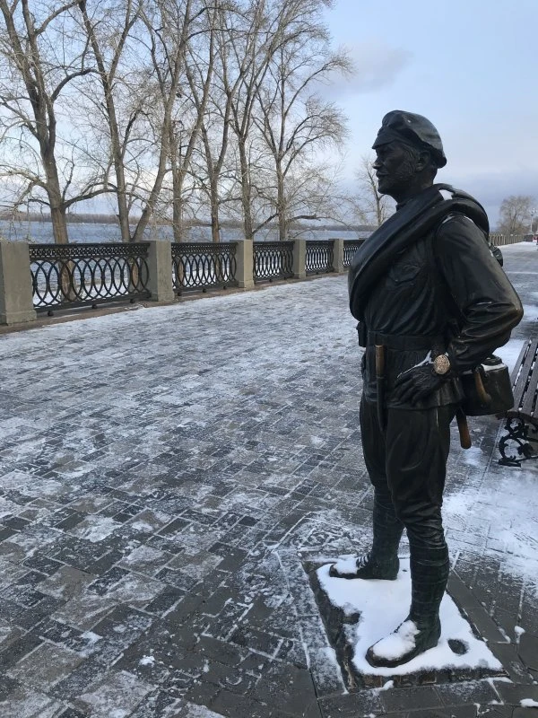 Памятник товарищу Сухову