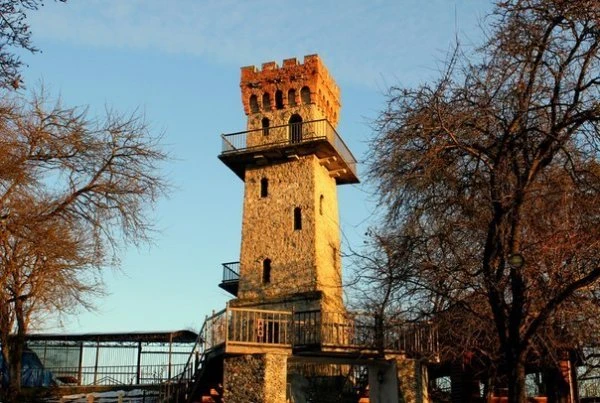 БАШНЯ ВЛЮБЛЕННЫХ