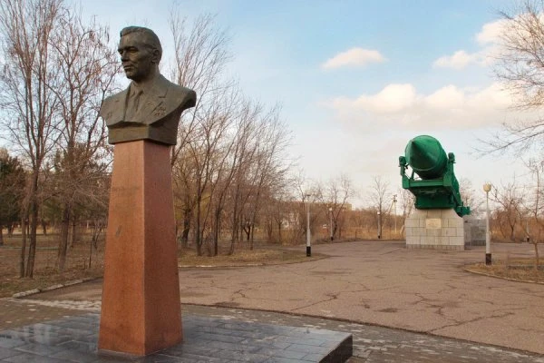 Памятник М.К. Янгелю