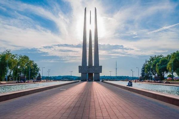 Мемориальный комплекс "Три штыка": подвиг народа бессмертен