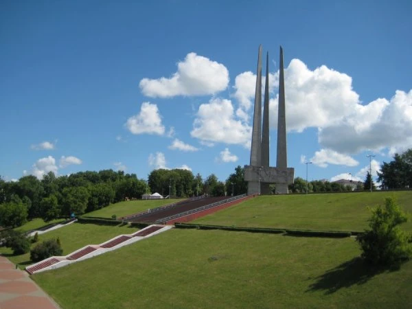 Мемориальный комплекс "Три штыка": подвиг народа бессмертен