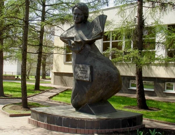 Памятник Е.Я. Лось